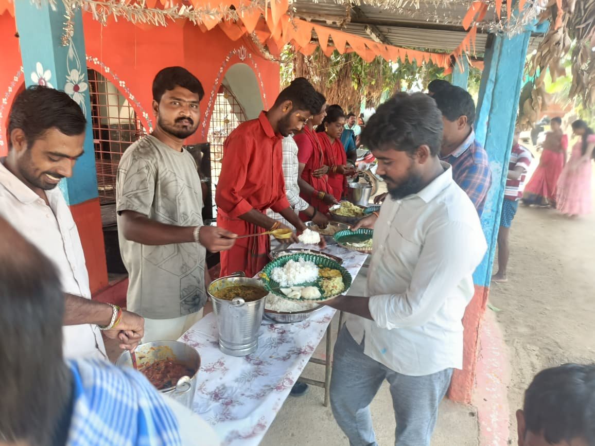 జై భవానీ యూత్ అన్నదానం జై భవానీ యూత్ అన్నదానం